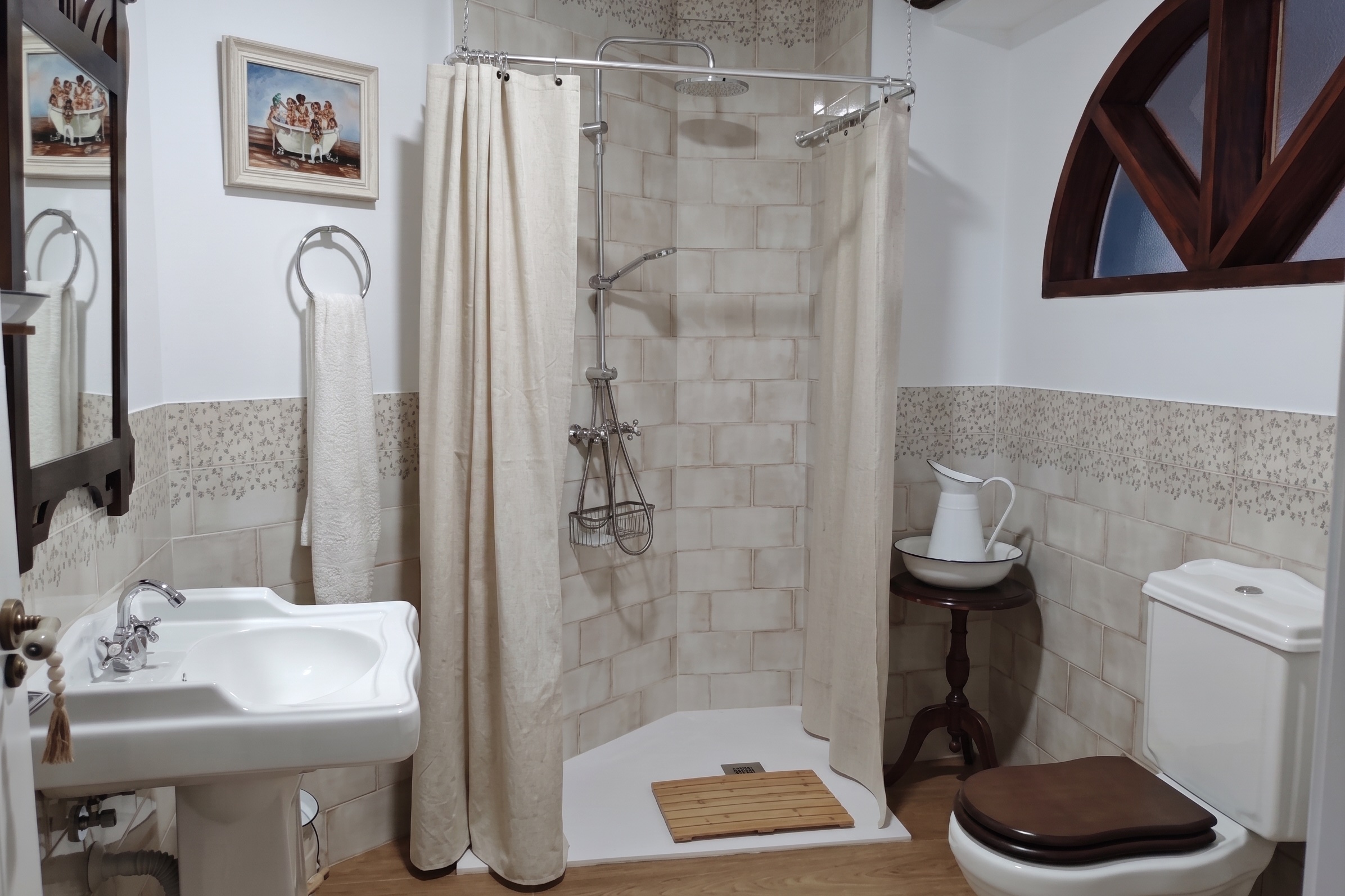 Segundo baño de El Principal, con la ventana de arco y el cuadro de las bañistas