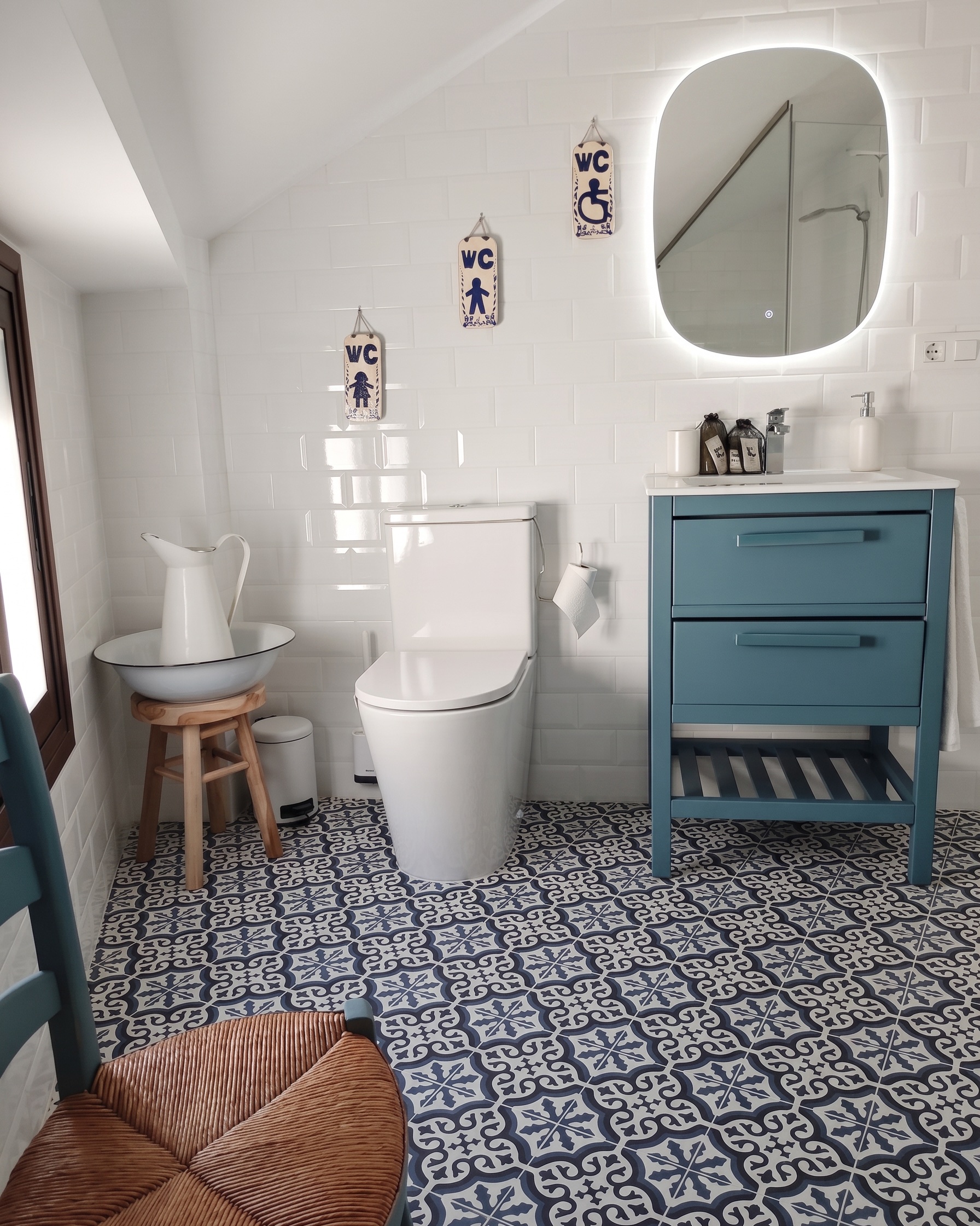 Baño del Ático: mueble azul, suelo hidráulico y jofaina