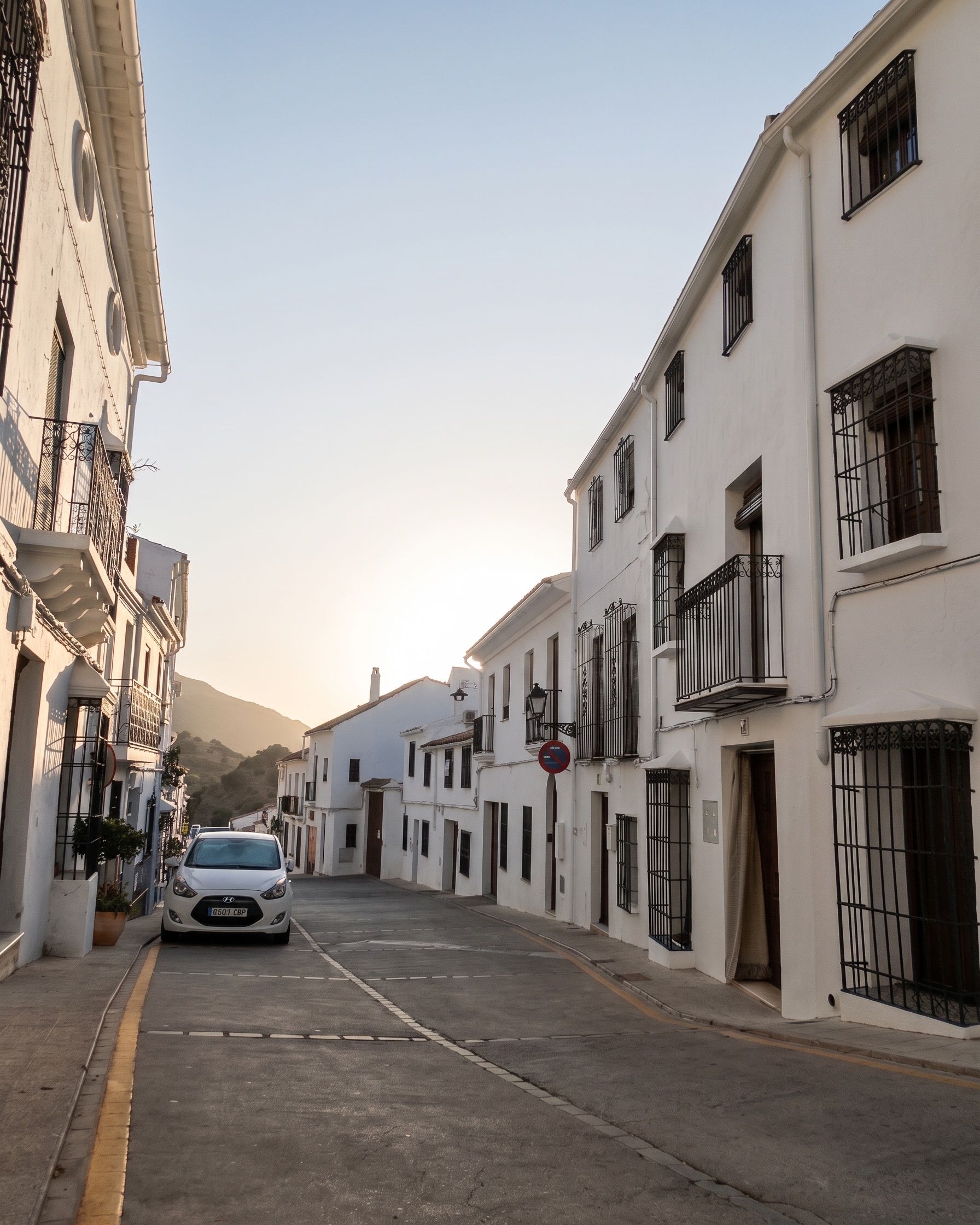 Calle de la Hoya a contraluz, a última hora de la tarde