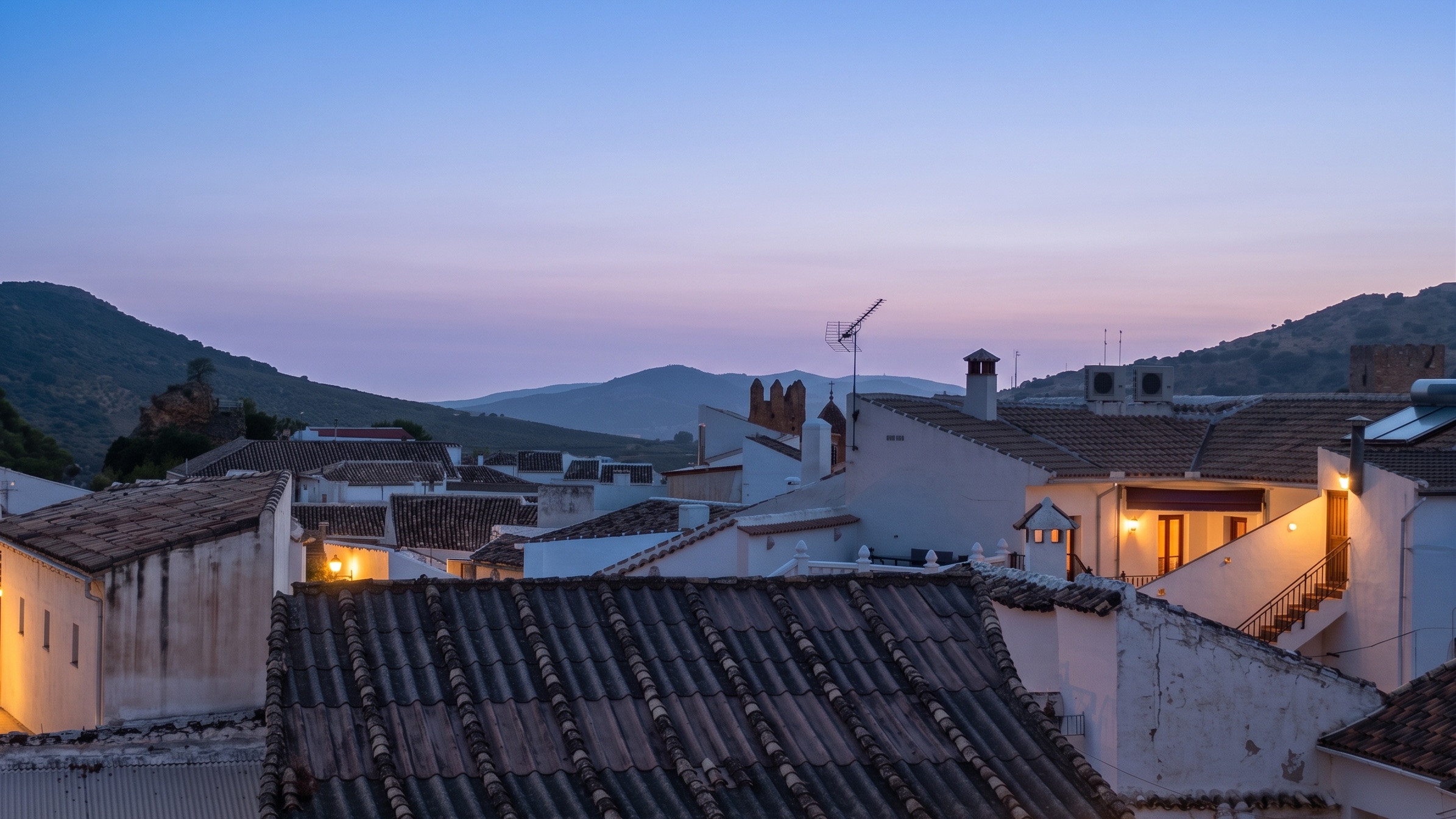 Los tejados de Zuheros en hora azul, vistos desde la terraza