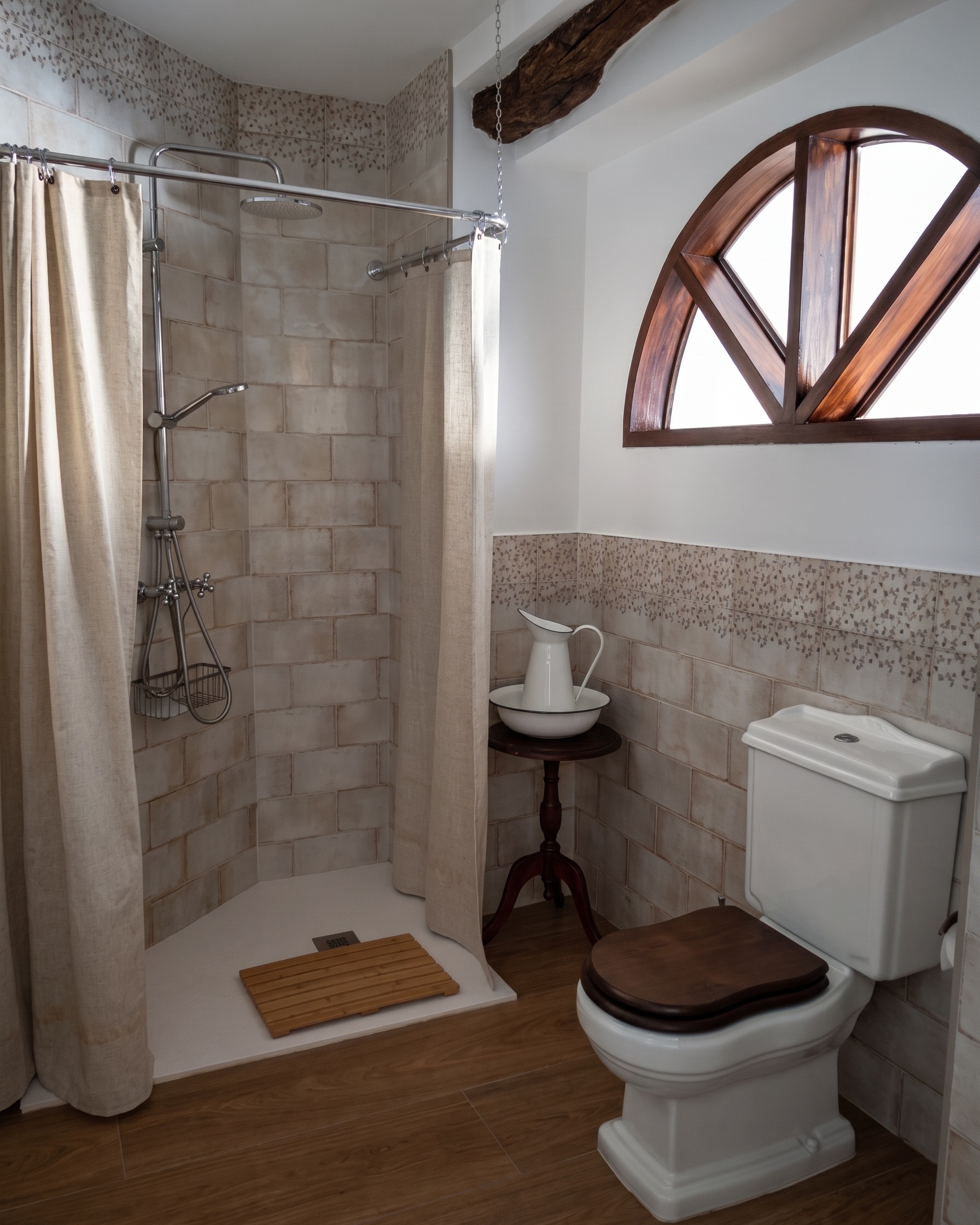 Segundo baño de El Principal: ducha con cortina de lino, ventana de arco y jofaina