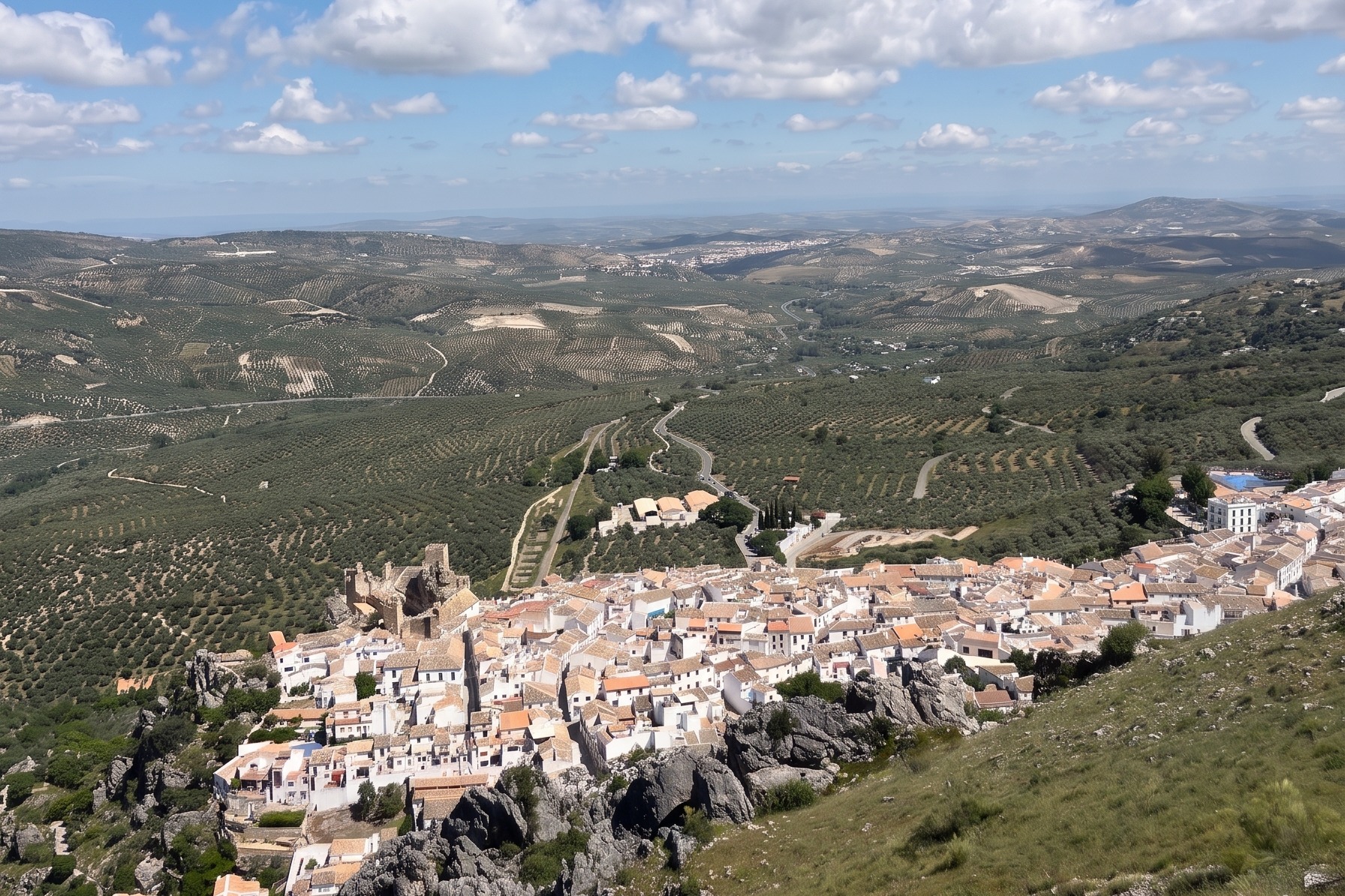 Vista aérea de Zuheros, su castillo y el caserío blanco
