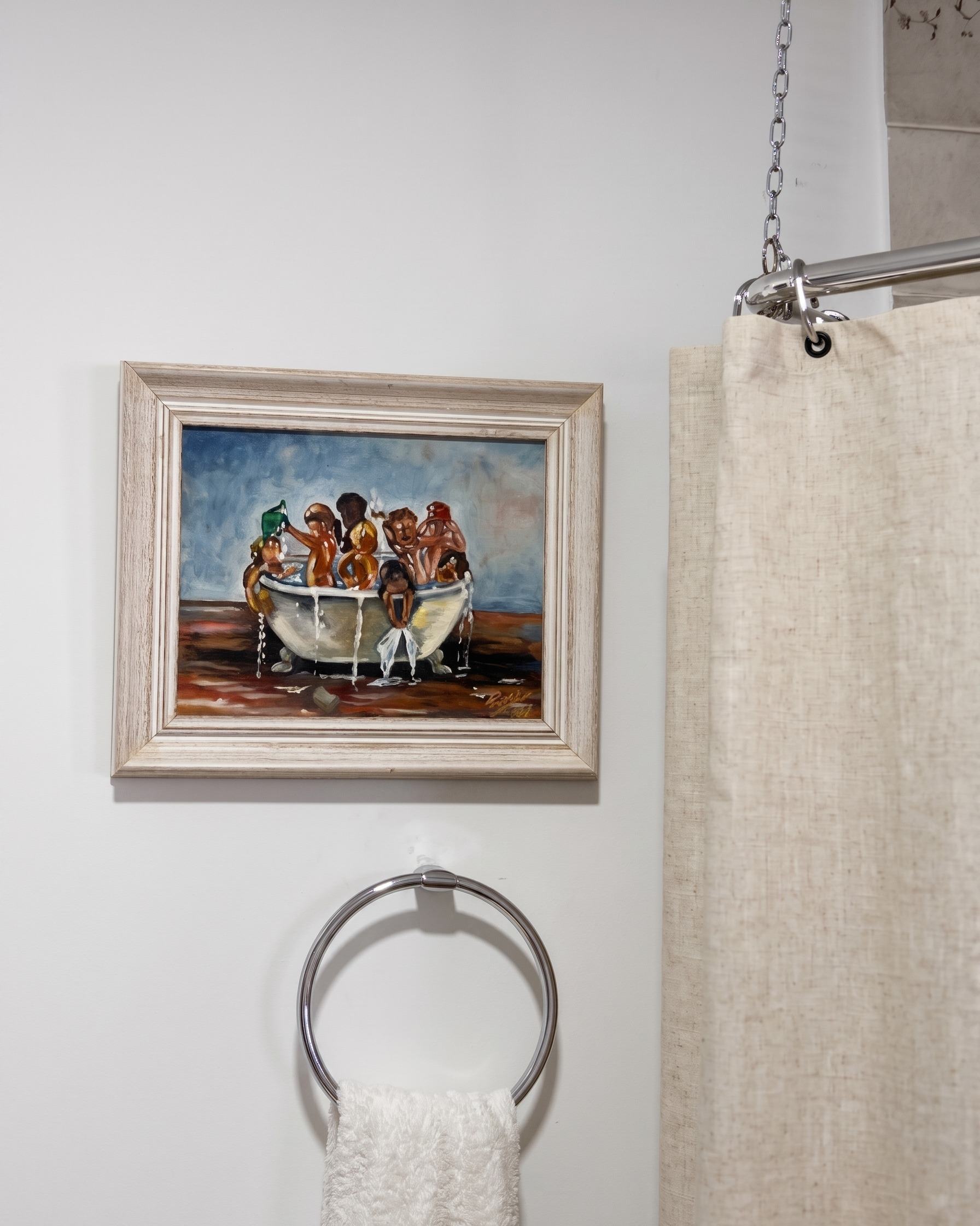 Baño con un cuadro de bañistas sobre la pared encalada