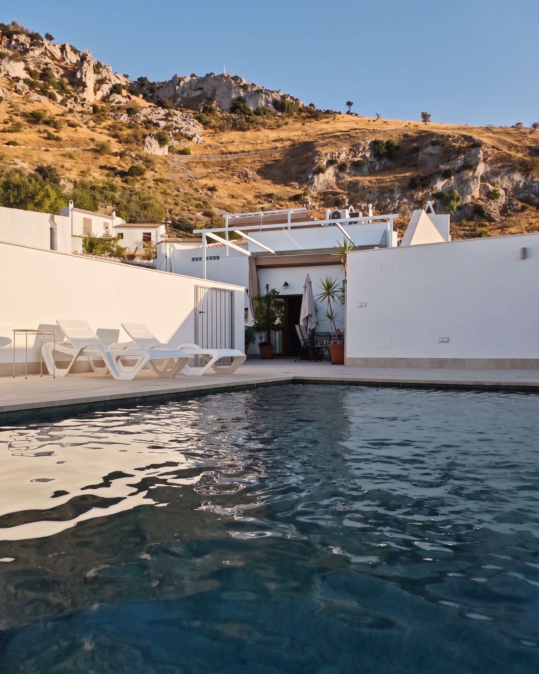La piscina con la casa detrás, en vertical