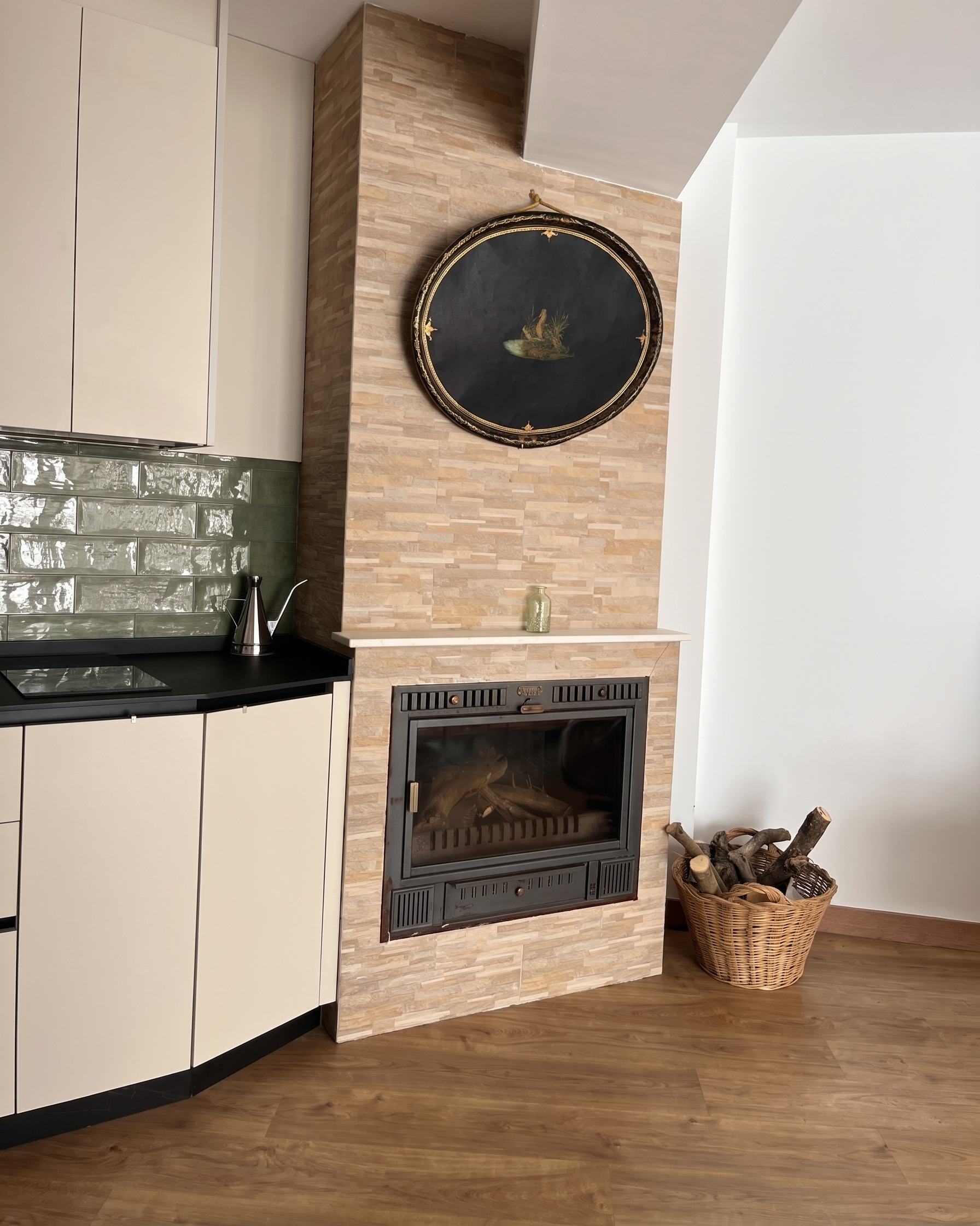 Cocina del Principal junto a la chimenea