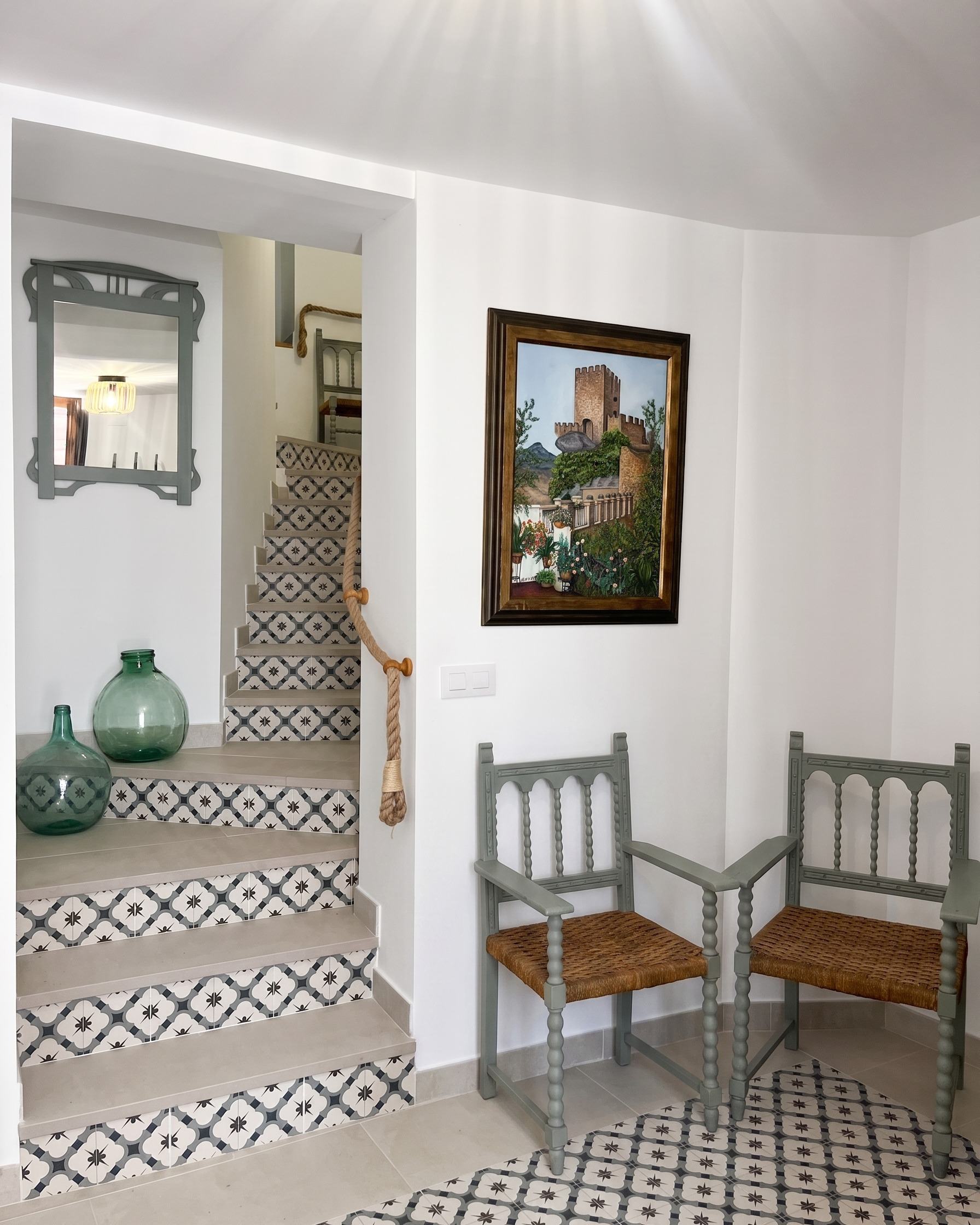 Escalera con baldosa hidráulica de la casa