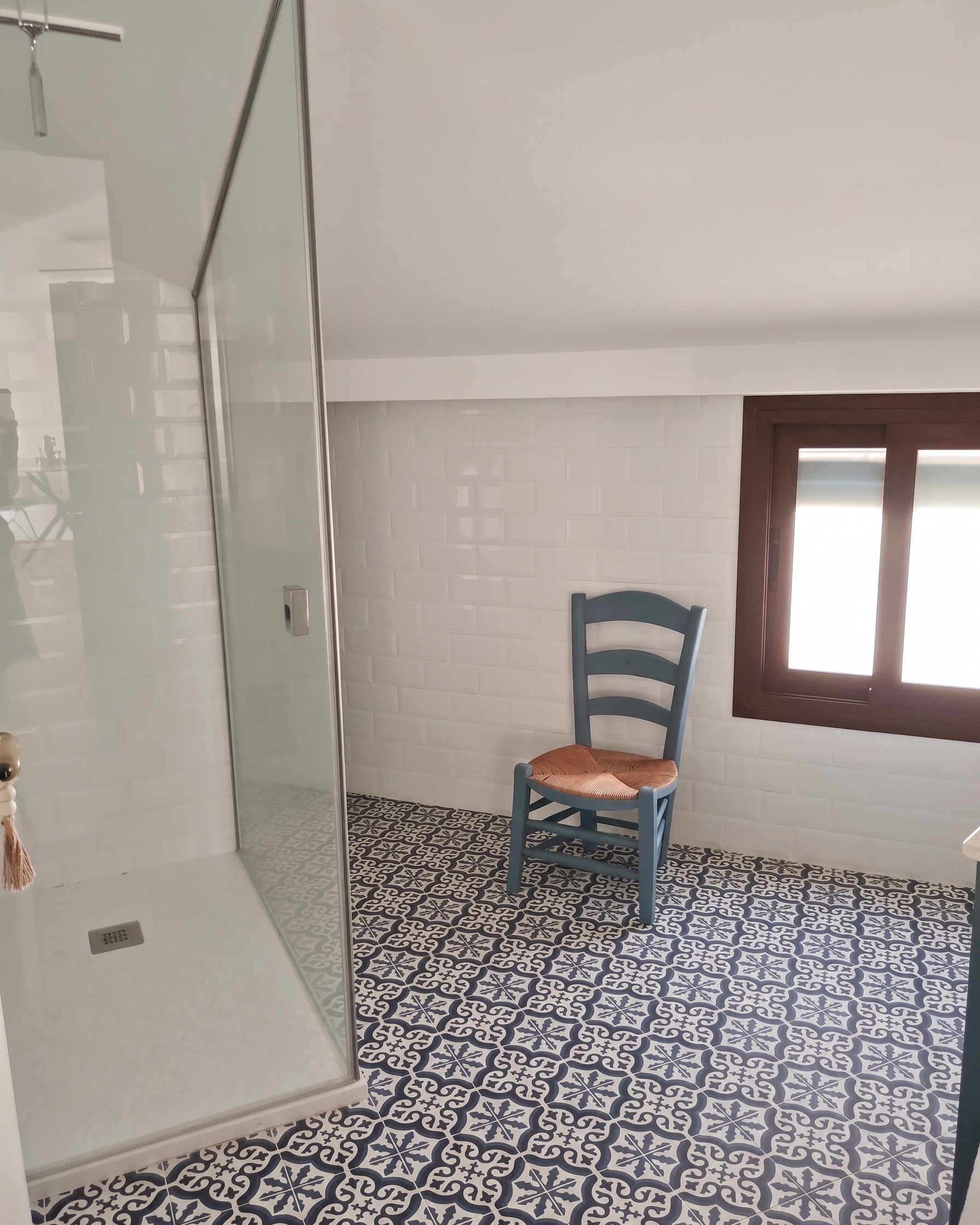 Ducha del Ático, con la silla de anea pintada de azul