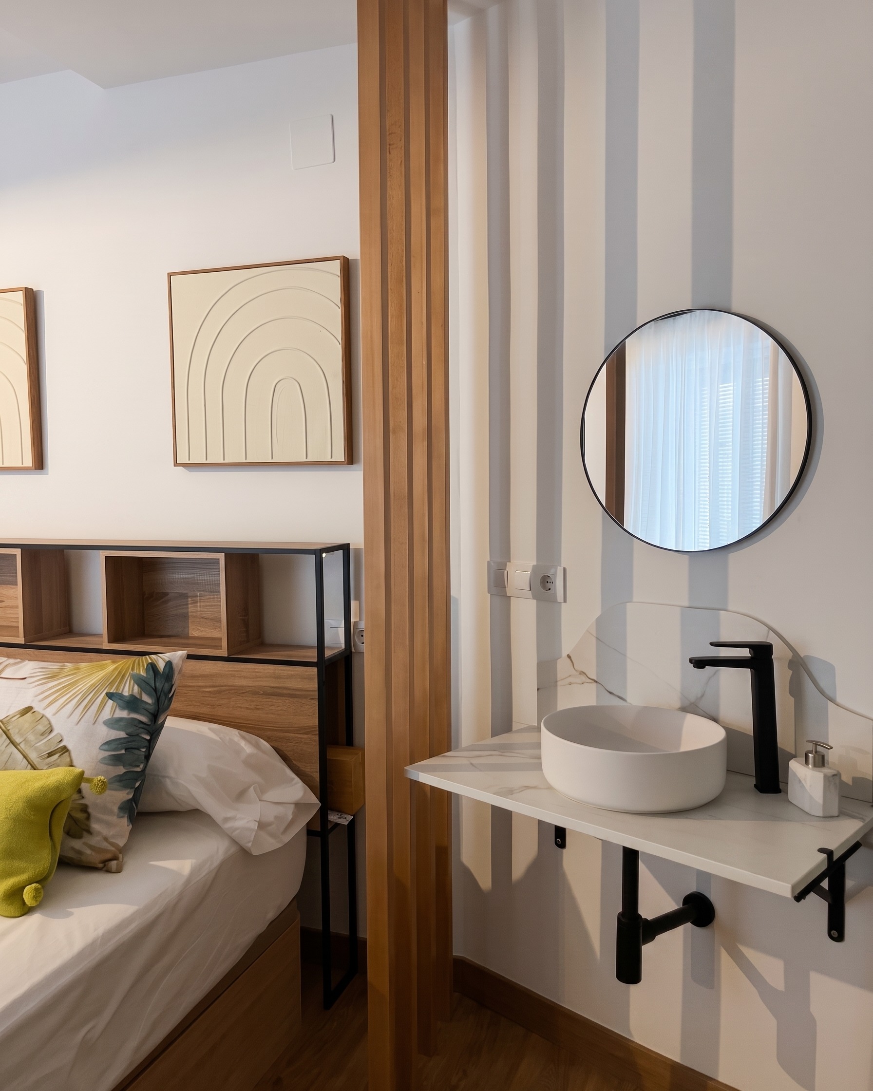 Dormitorio con lavabo exento y celosía de madera