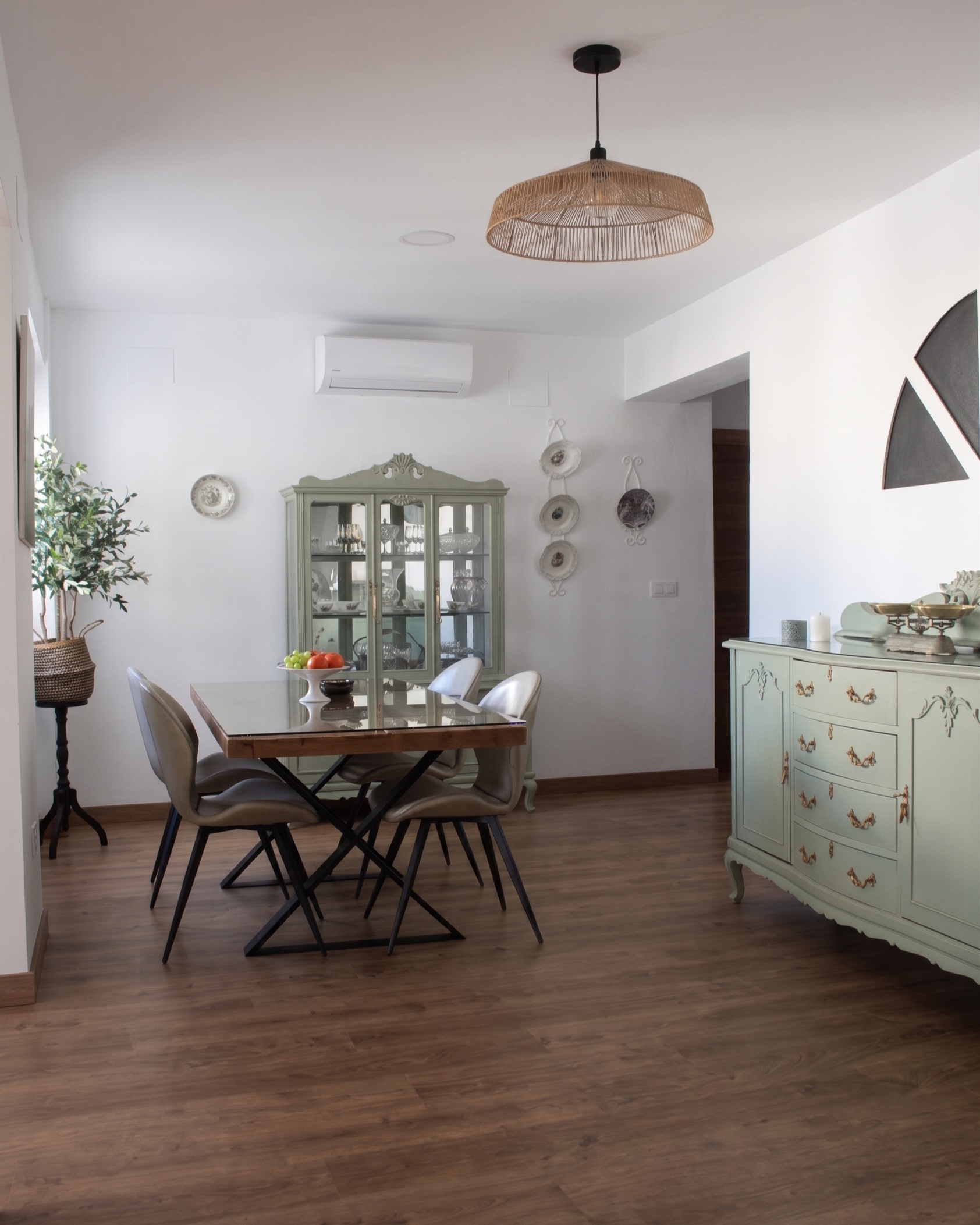 Vitrina y cómoda pintadas en verde salvia, en el comedor de El Principal