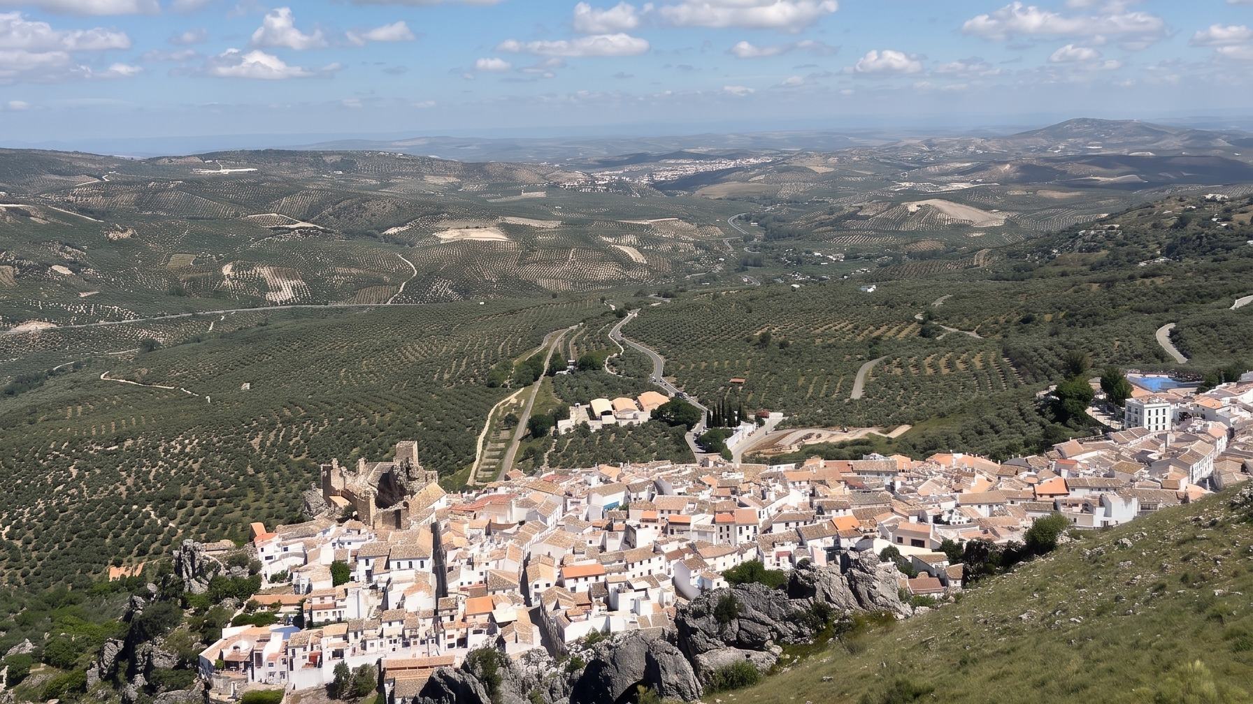Vista aérea de Zuheros, su castillo y el caserío blanco