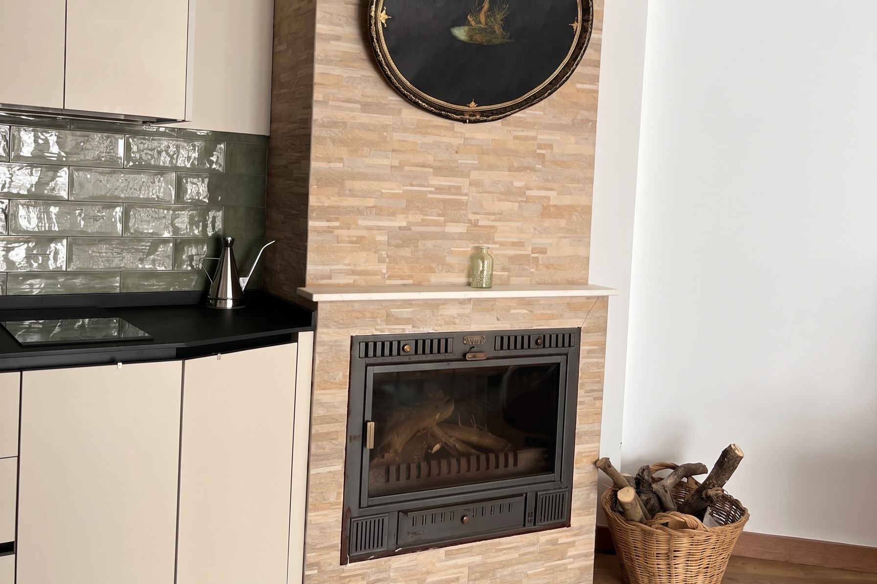 Cocina del Principal junto a la chimenea