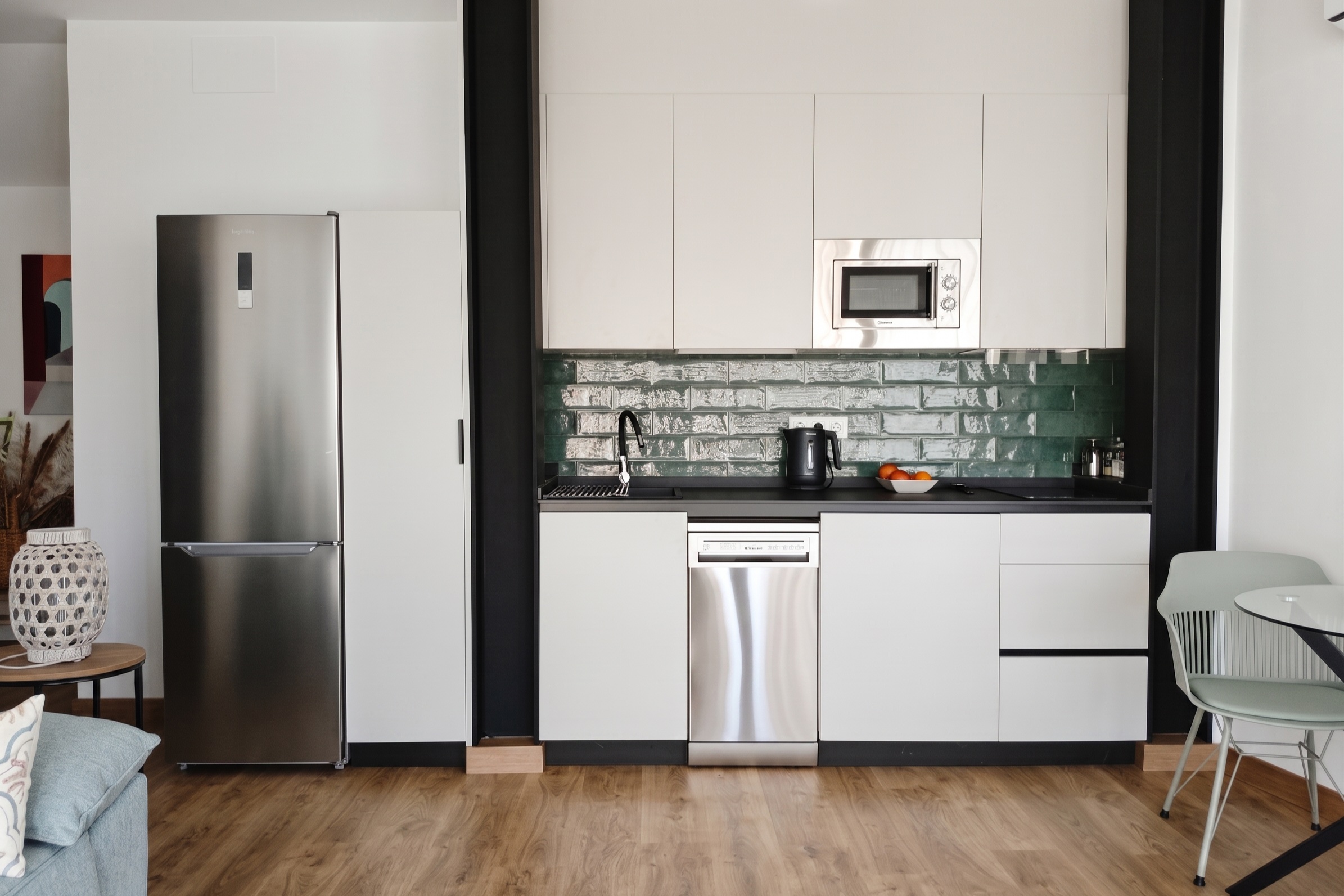Cocina del Ático, con el azulejo verde y la encimera negra