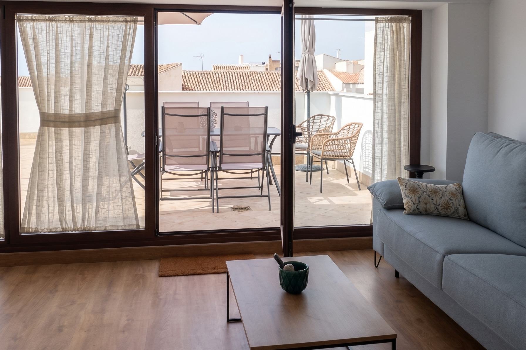 Salón del Ático abierto a la terraza por los ventanales
