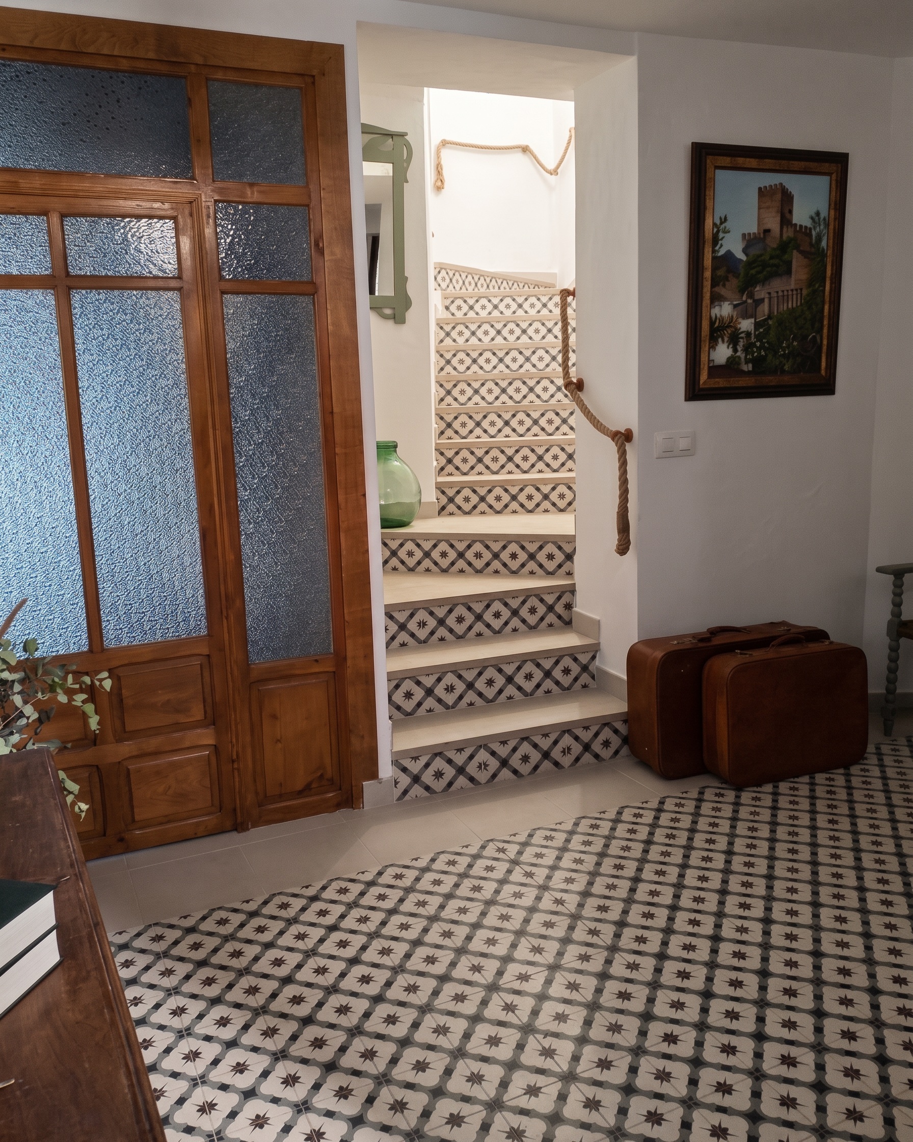 Escalera hidráulica del zaguán con el pasamanos de cuerda de esparto